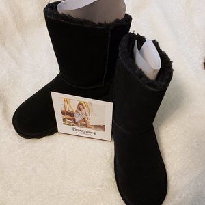 ***SOLD*** Bearpaw Women's Mimi Water Resistant Boot Size 10M